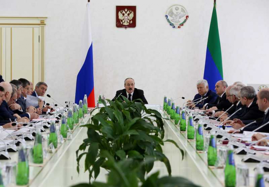 Глава республики Рамазан  Абдулатипов  поручил организовать для местных руководителей еженедельные семинары в Дагестанском кадровом центре, а в самих муниципалитетах - проводить кустовые совещания.