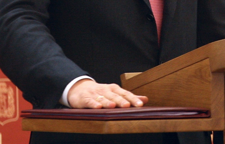 Президент РФ предложил ввести присягу для чиновников и наказание за ее нарушение