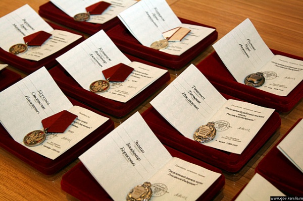 Минтруд России унифицирует систему ограничений, связанных с получением почетных и специальных званий, наград и иных знаков отличия для госслужащих